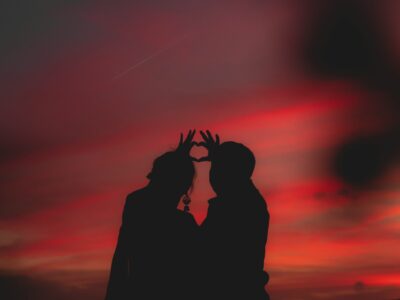 casal abraçado ao por do sol