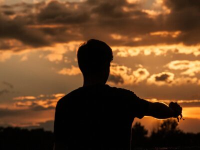Sombra de Homem com no por do sol