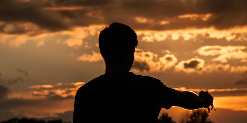 Sombra de Homem com no por do sol