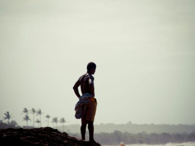 Jovem a beira mar em Moçambique