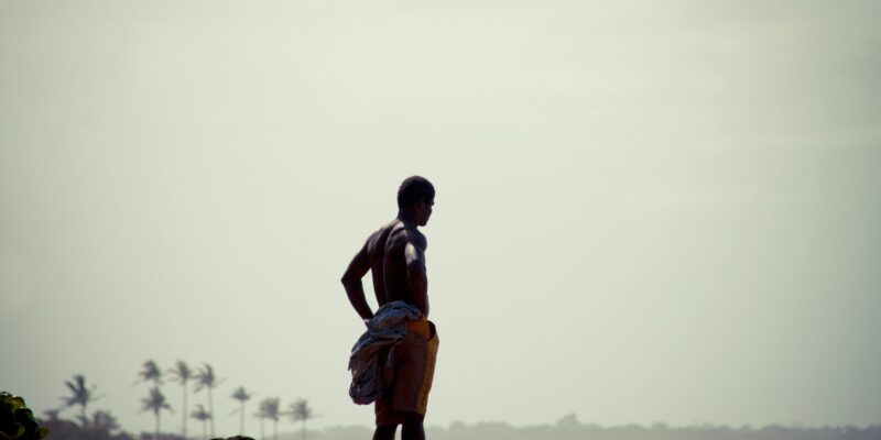 Jovem a beira mar em Moçambique